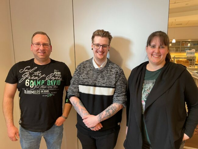 Das Bild zeigt v. l. unseren Praxisanleiter Meik de Angelis, den neuen Pflegefachmann Nico Kerstein sowie unsere stellv. Pflegedienstleitung Laura de Angelis