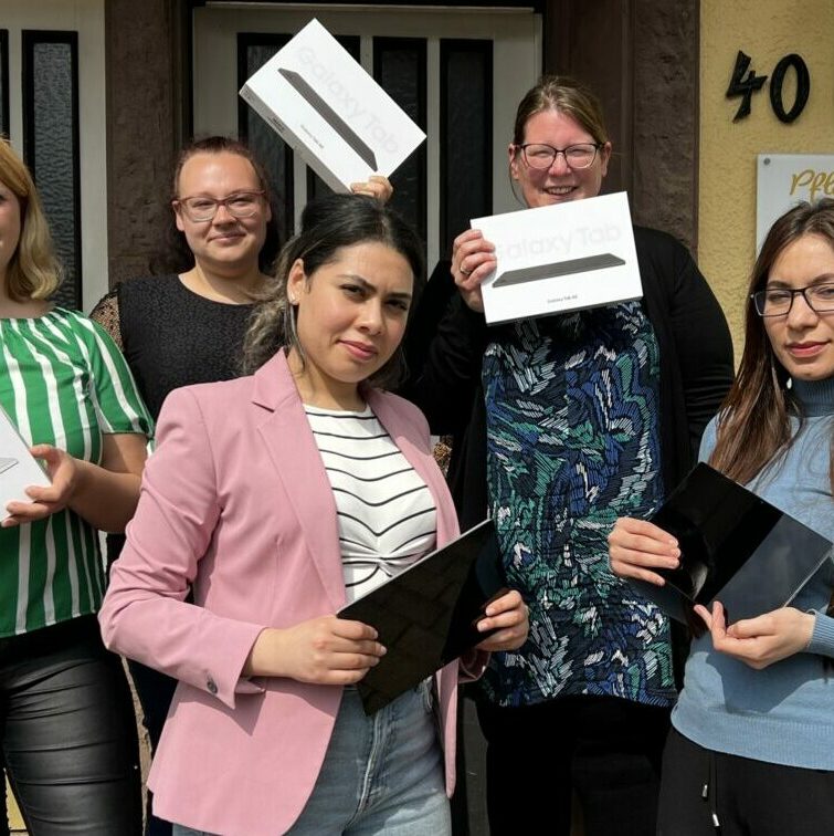 Das Foto zeigt unsere Azubis Anastasia, Selina, Rajaa, Silke und Ibtissam (v.l.)