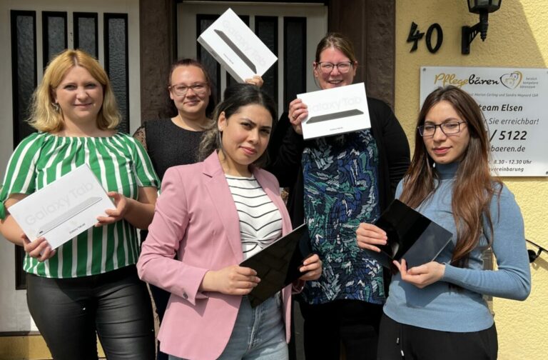 Azubis Tablet Das Foto zeigt unsere Azubis Anastasia, Selina, Rajaa, Silke und Ibtissam (v.l.)